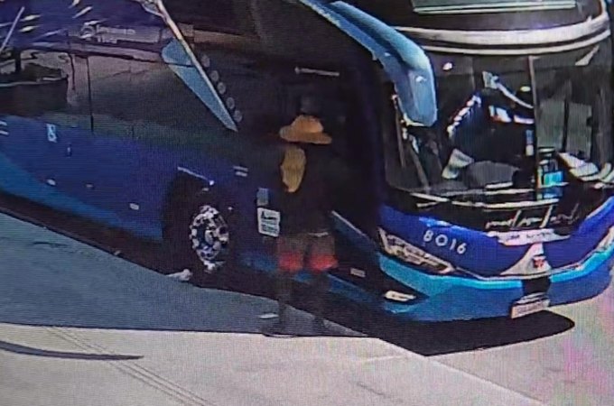 Polícia tenta  identificar e prender suspeito de roubar objetos de ônibus de turismo