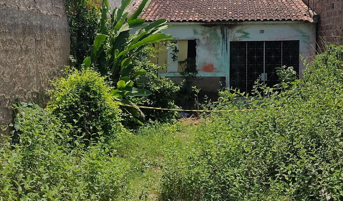 Mulher é encontrada morta e com a calcinha abaixada em imóvel abandonado em Arapiraca
