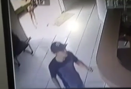 Vídeo mostra ação de bandido durante assalto a escritório em Arapiraca; confira