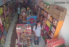 VÍDEO: Dona de bomboniere tem celular furtado enquanto atendia clientes em Maceió