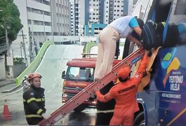 Motorista colide ônibus de Teotônio Vilela contra poste de energia elétrica em Maceió