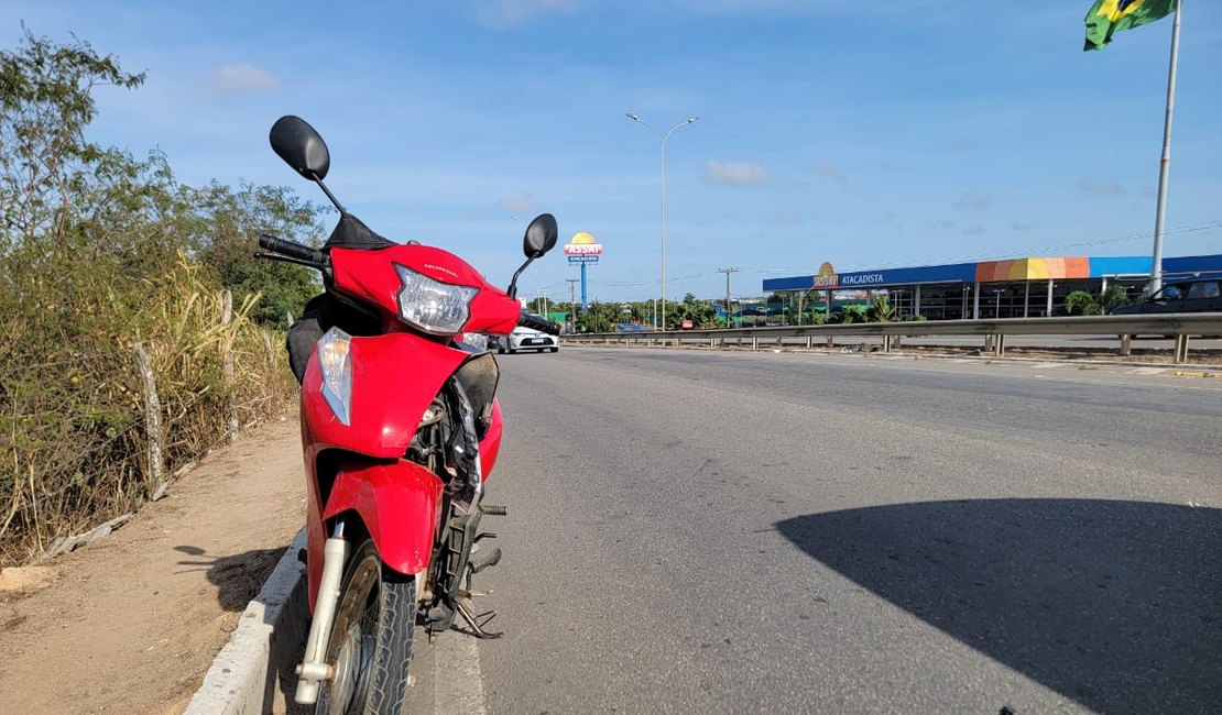 Casal em motocicleta fica ferido ao colidir em traseira de carro perto do shopping, em Arapiraca