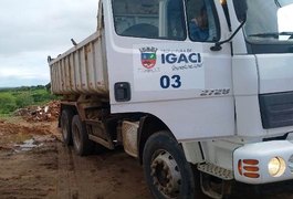 Caçamba da Prefeitura de Igaci é flagrada fazendo descarte irregular de entulho de construção