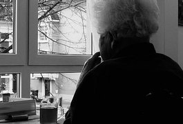 Exame de sangue pode identificar sinais precoces do Alzheimer, aponta estudo brasileiro