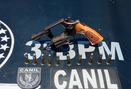 Polícia prende homem com arma de fogo durante abordagem, em Arapiraca