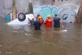 Motorista morre ao entrar com carro em túnel alagado no Recife
