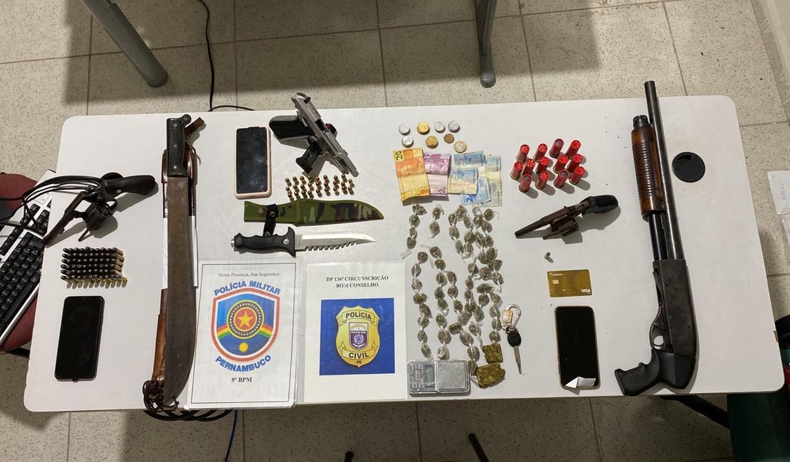 Após troca de tiros, ação policial prende integrantes de organização criminosa e apreende material