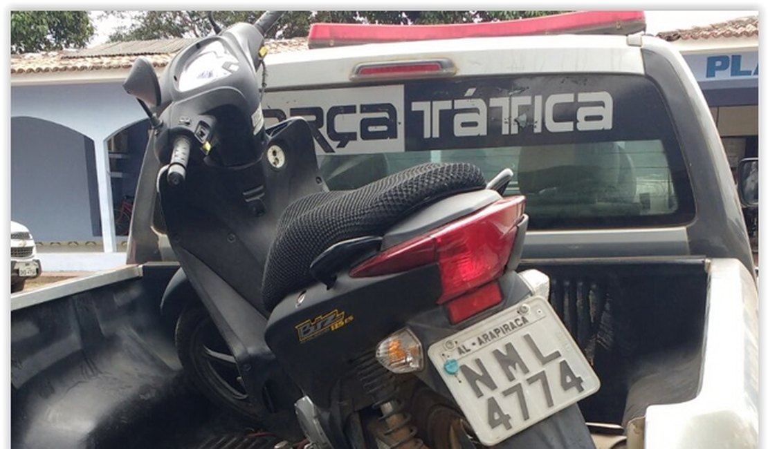 Em matagal, Força Tática localiza moto roubada ontem em Arapiraca