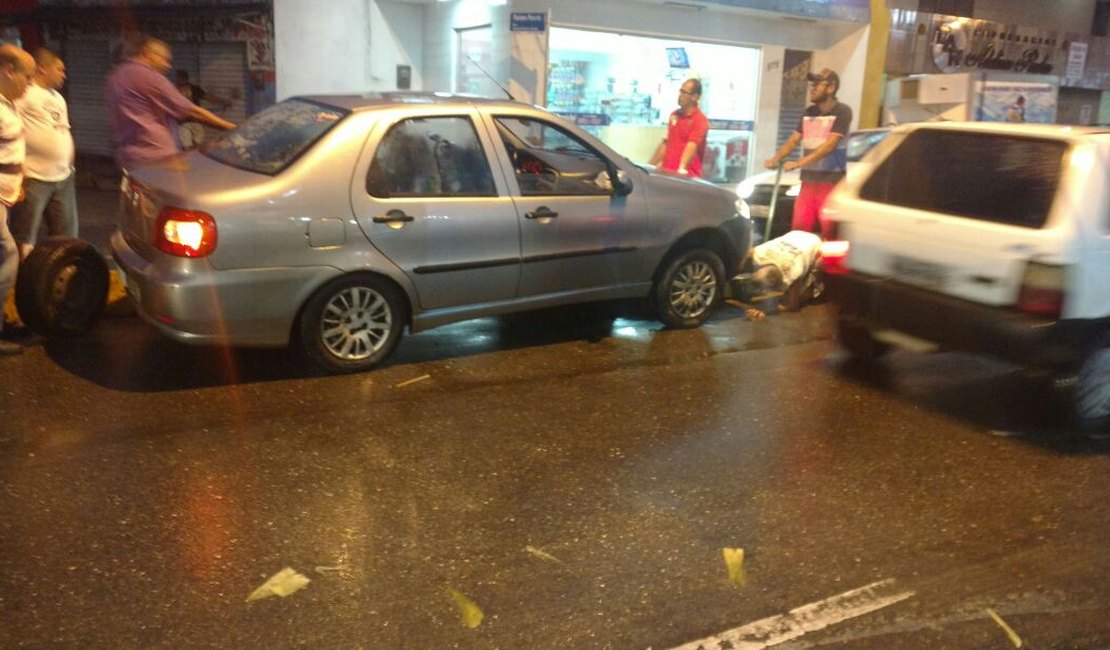 Carro sobe em gelo baiano e causa congestionamento na Rua Expedicionário Brasileiro