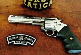 Casal é detido por porte ilegal de arma de fogo, em Arapiraca