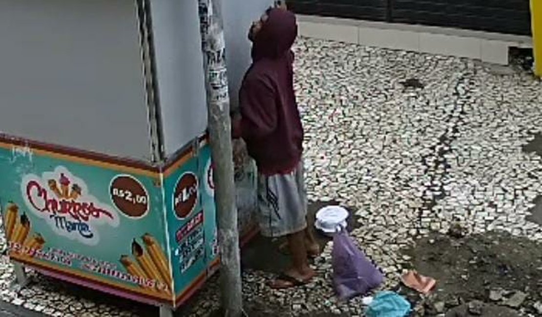 VÍDEO: Audacioso, homem arromba quiosque no Centro de Arapiraca e pede suco para proprietária no dia seguinte