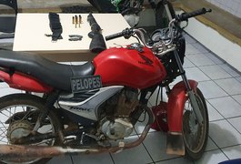 Homem é preso com espingarda e moto roubada no interior alagoano