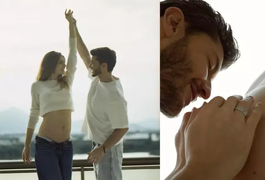 Camila Queiroz e Klebber Toledo anunciam gravidez do primeiro filho