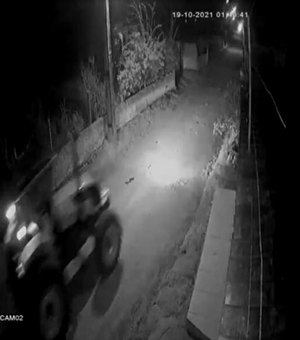 Vídeo mostra ladrão fugindo com trator da Codevasf furtado de associação em Arapiraca; ASSISTA