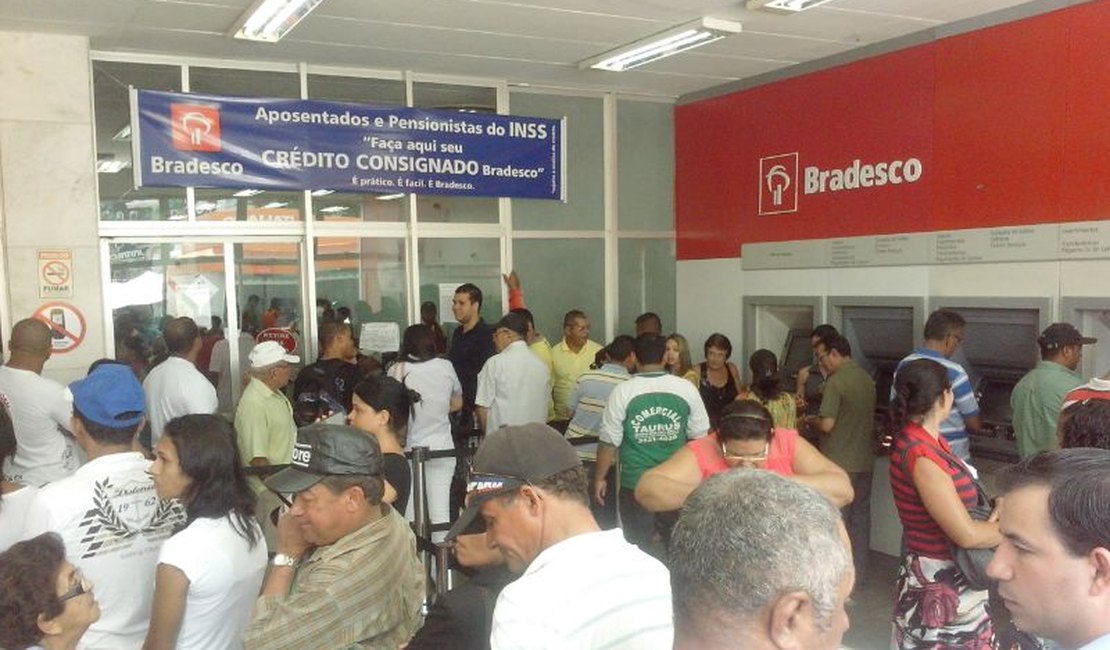 Clientes reclamam da demora no atendimento no Bradesco de Arapiraca