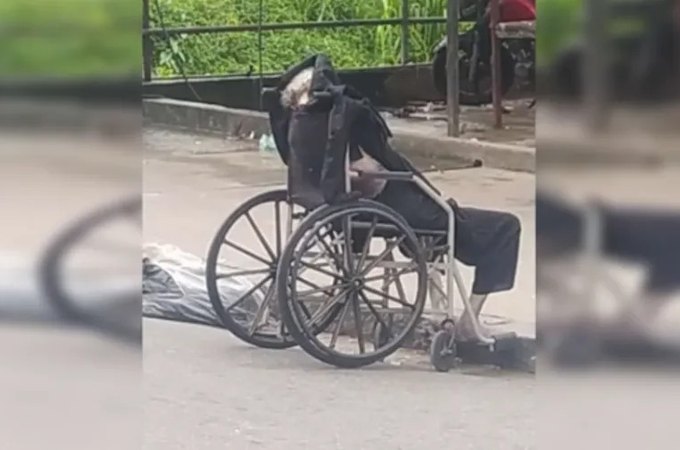 Homem carrega cadáver da própria mãe em cadeira de rodas pelas ruas do Rio de Janeiro