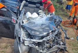 Acidente entre veículo de grande porte e carro deixa vítima presa às ferragens na AL-101 Sul