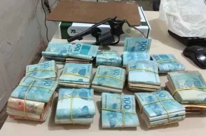 Mulher suspeita de participar do furto de R$ 145 mil, da casa de empresário no Sertão, é presa em PE