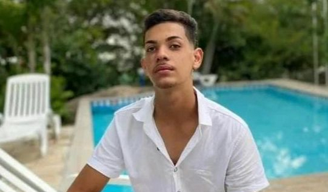 Jovem morre em colisão entre moto e carro no Sertão de Alagoas; namorada fica ferida