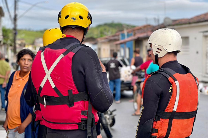 Bombeiros atendem 111 ocorrências devido às chuvas em Maceió e Rio Largo