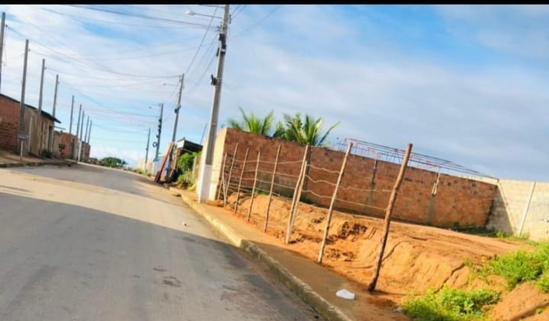 Morador do Vale do Perucaba, Arapiraca, denuncia apropriação ilegal de terrenos no conjunto