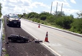 Motociclista colide contra caminhão e morre na BR-423, no Sertão