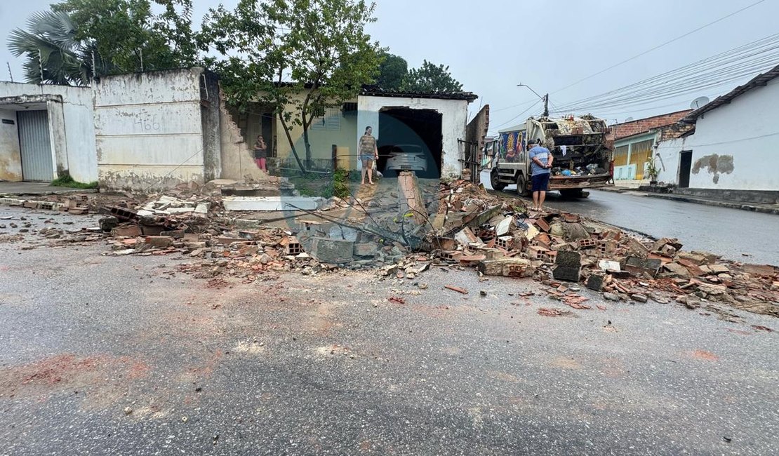 Após falhas no freio, caminhão de coleta de lixo colide contra muro de residência em Arapiraca