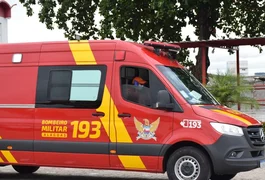 Jovens em motocicleta ficam feridas após batida contra lixeira de calçada na Vila São José