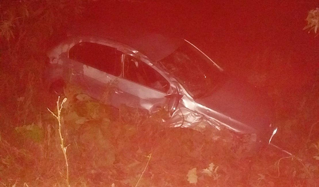 Capotamento de veículo deixa homem ferido na BR 101, no Pilar