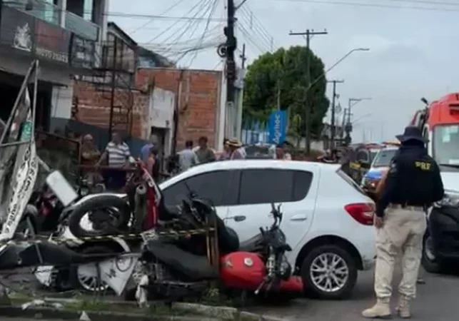 Carro desgovernado invade calçada, atinge veículos e derruba poste na BR-101