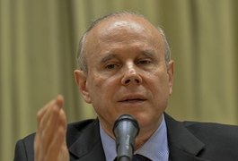 Ex-ministro Guido Mantega é levado para depor na PF