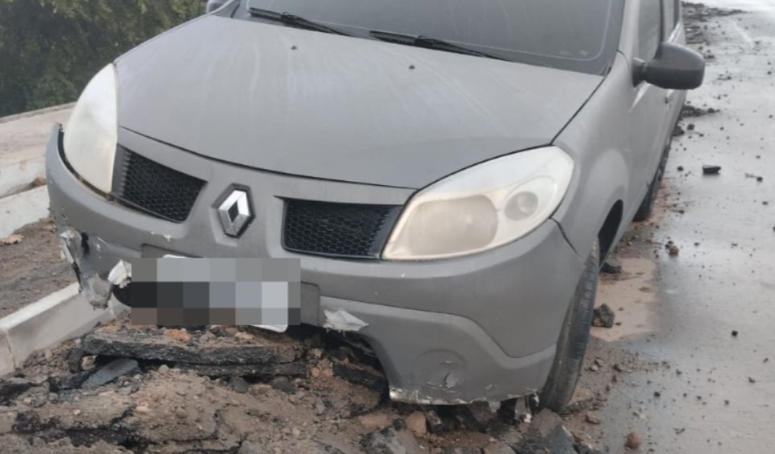 Carro atinge metralha em trecho em obras poucas horas após acidente com motociclista, em Arapiraca