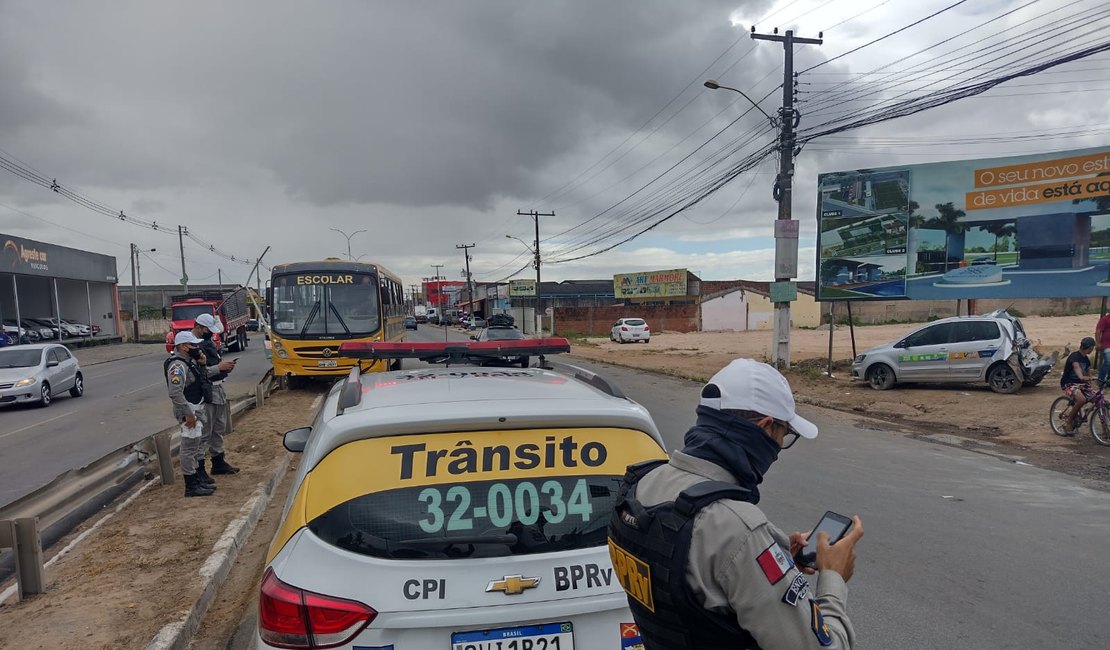 Veículo de passeio é atingido na traseira por ônibus escolar e ocupantes ficam feridos, em Arapiraca
