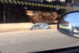 Homem é assassinado a tiros em rua movimentada no Barro Duro, em Maceió