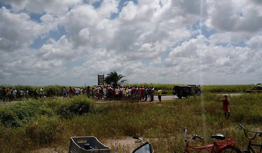 Trabalhadores da usina fecham trecho da rodovia BR-101 em São Miguel