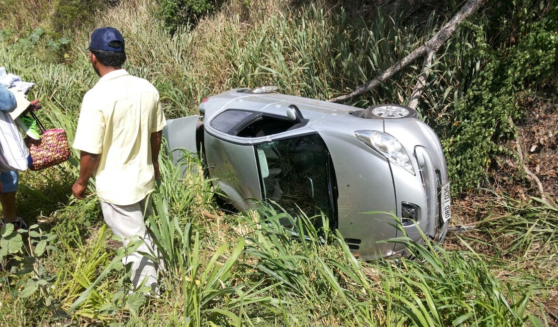 Condutora perde o controle e veículo capota na AL-220