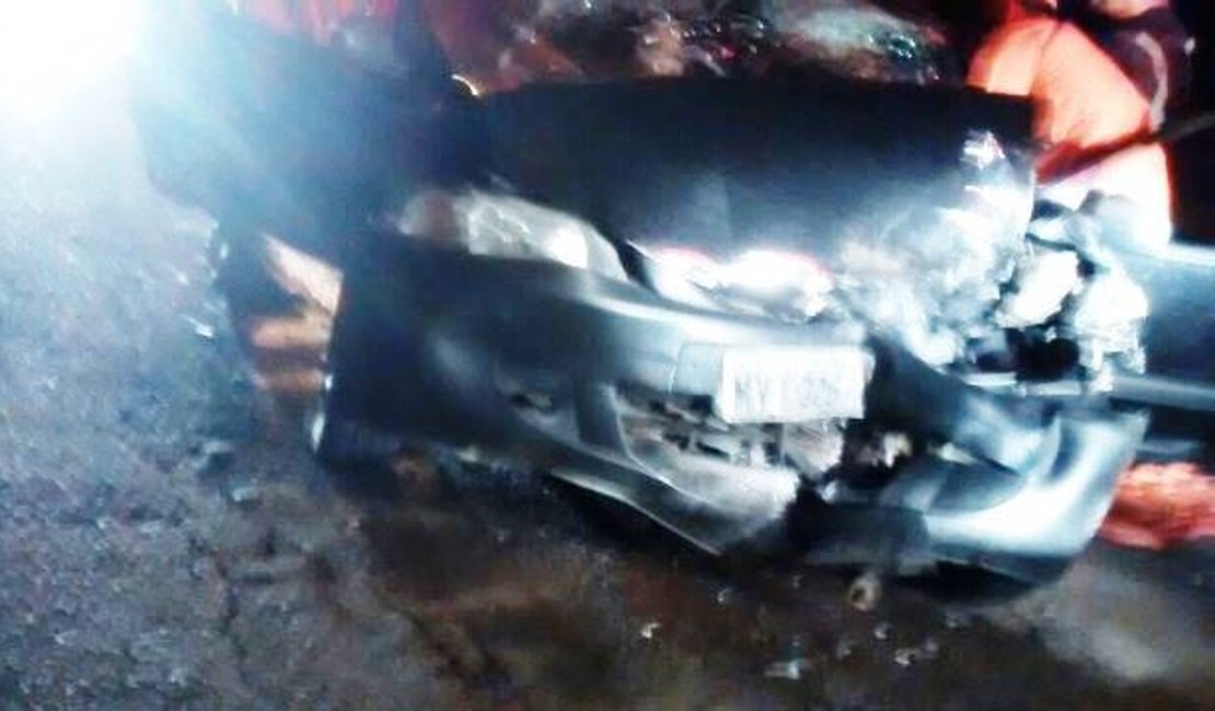 Colisão entre carros deixa duas pessoas presas às ferragens na AL 115, em Arapiraca