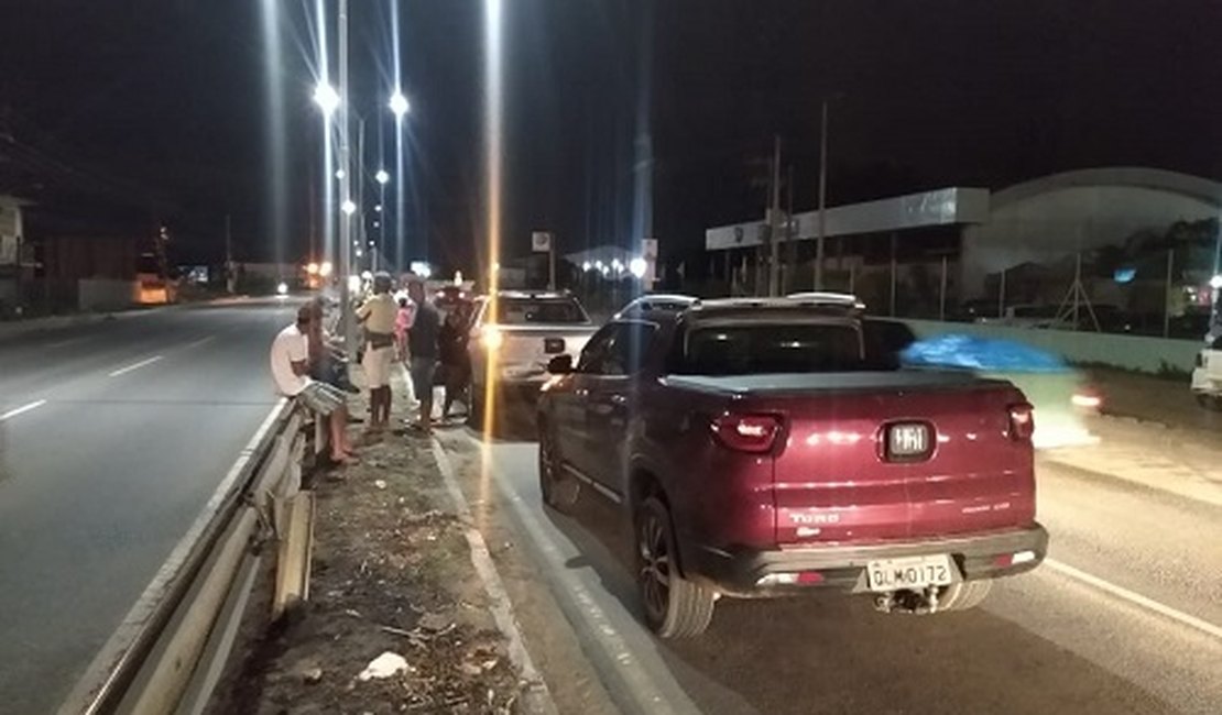 Veículos colidem em frente ao HEA, em Arapiraca