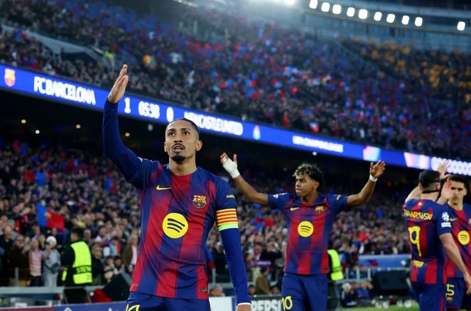 Raphinha marca dois em goleada do Barcelona na Liga dos Campeões