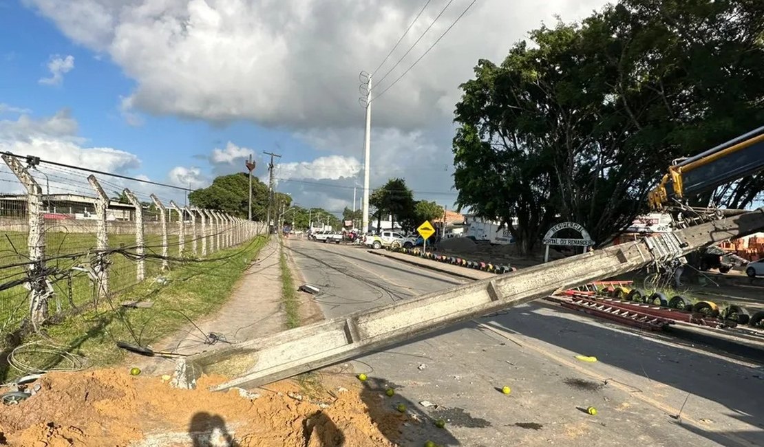 Carro derruba poste após condutor perder o controle da direção, em Maceió