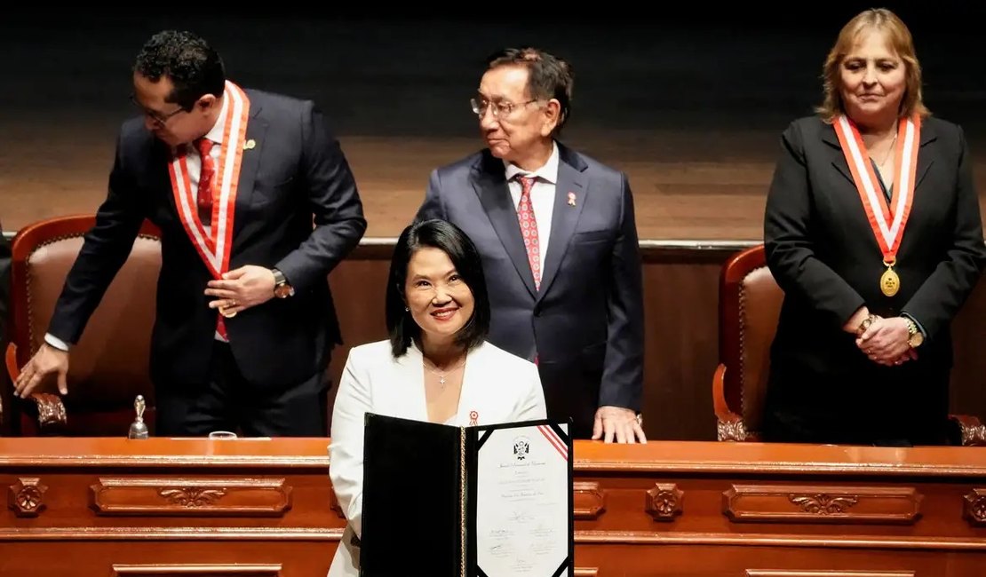 Fujimori assume o poder no Peru