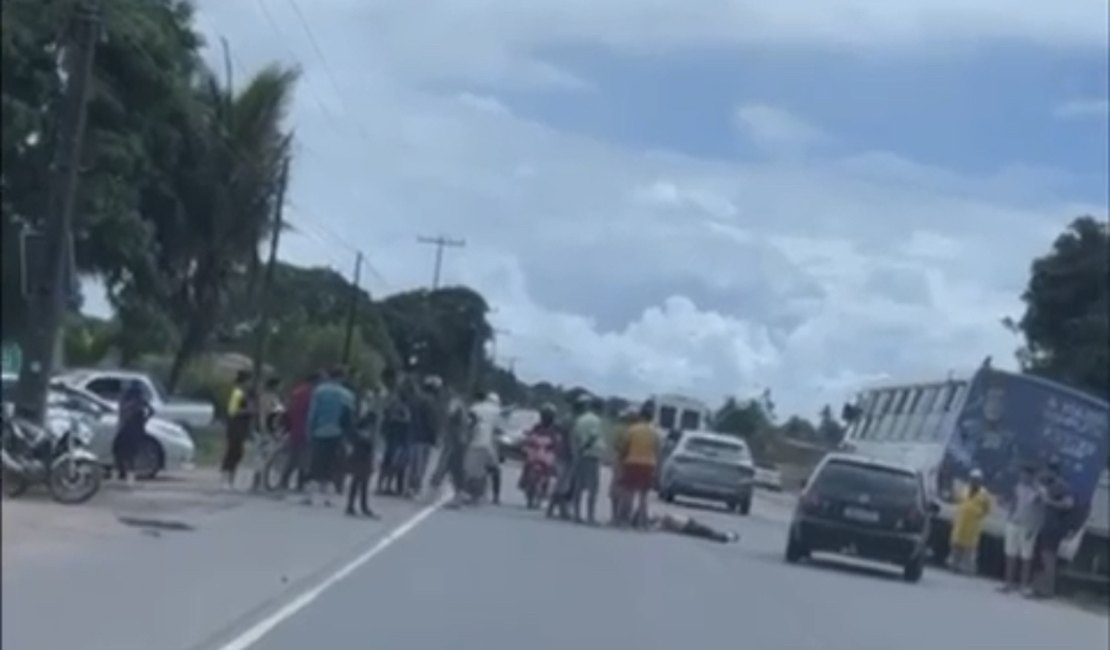 Vídeo. Mulher é atropelada por caminhão ao atravessar via, em Arapiraca