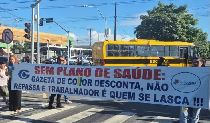 Jornalistas protestam após empresa de Collor descontar plano de saúde e não repassar valores