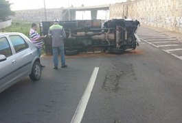 Caminhão com materiais hospitalares capota próximo à saída de Maceió