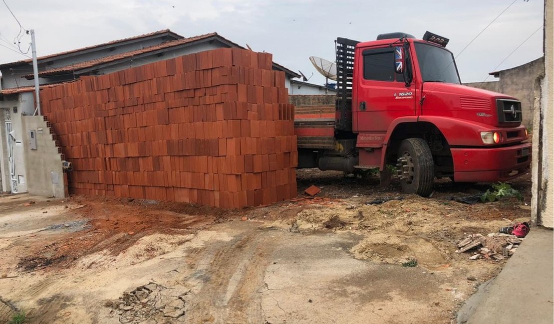 Viralizou: vídeo mostra caminhão preso após motorista e ajudante descarregarem 5,5 mil tijolos em lote