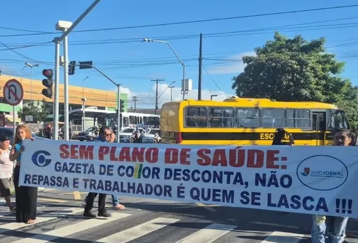 Jornalistas protestam após empresa de Collor descontar plano de saúde e não repassar valores