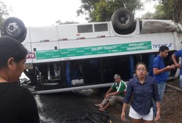 Vídeo. Passageiros ficam feridos após capotamento de van na BR 316
