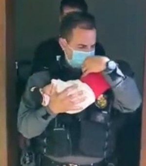 Polícia resgata bebê deixado pela mãe como garantia em boca de fumo