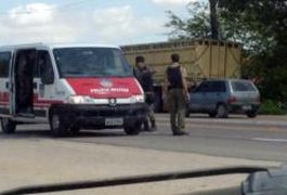 Criminosos se passam por passageiros e assaltam van no Sertão, em Alagoas