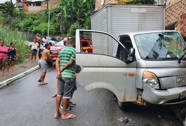 Dois homens ficam feridos após caminhão colidir com muro na Ladeira da Moenda, em Maceió